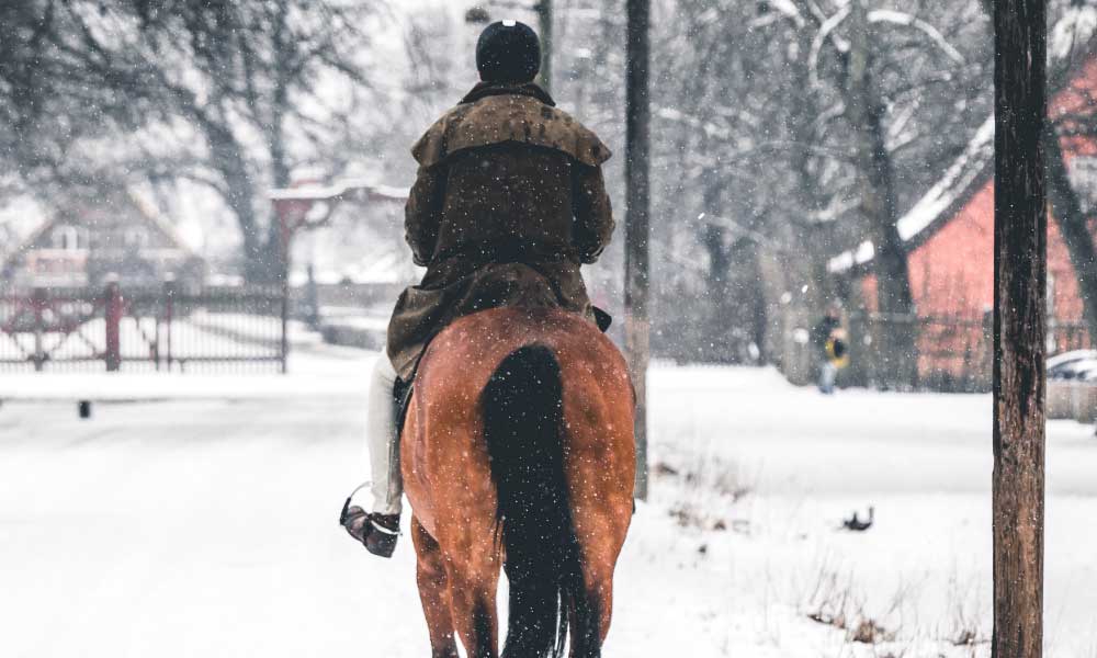 winter-horse-riding